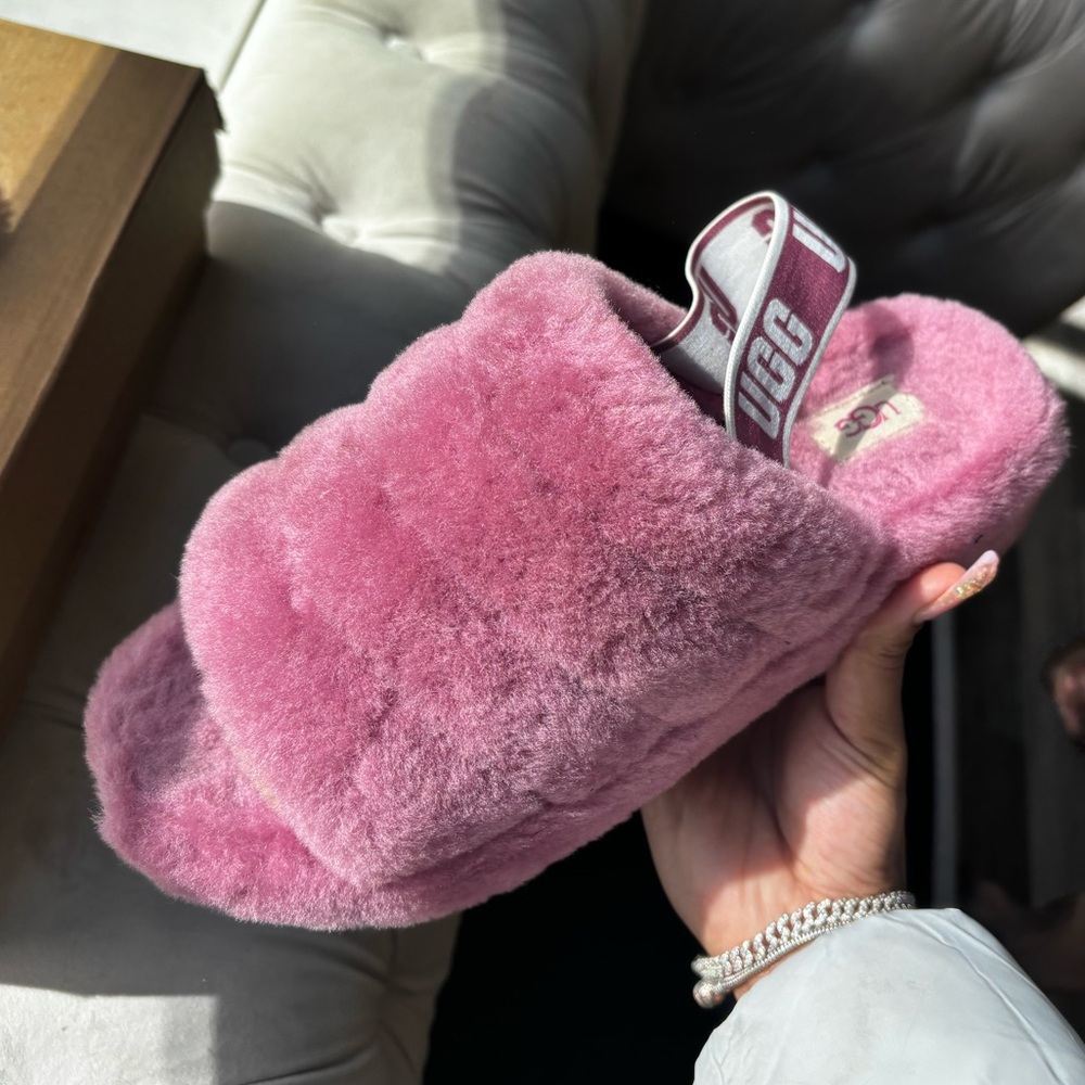 Women’s fluff yeah slide size 9 worn ONCE. Still in great condition color lavend